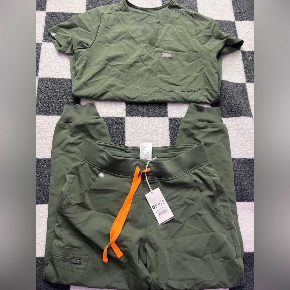 FIGS NWT Scrub Set